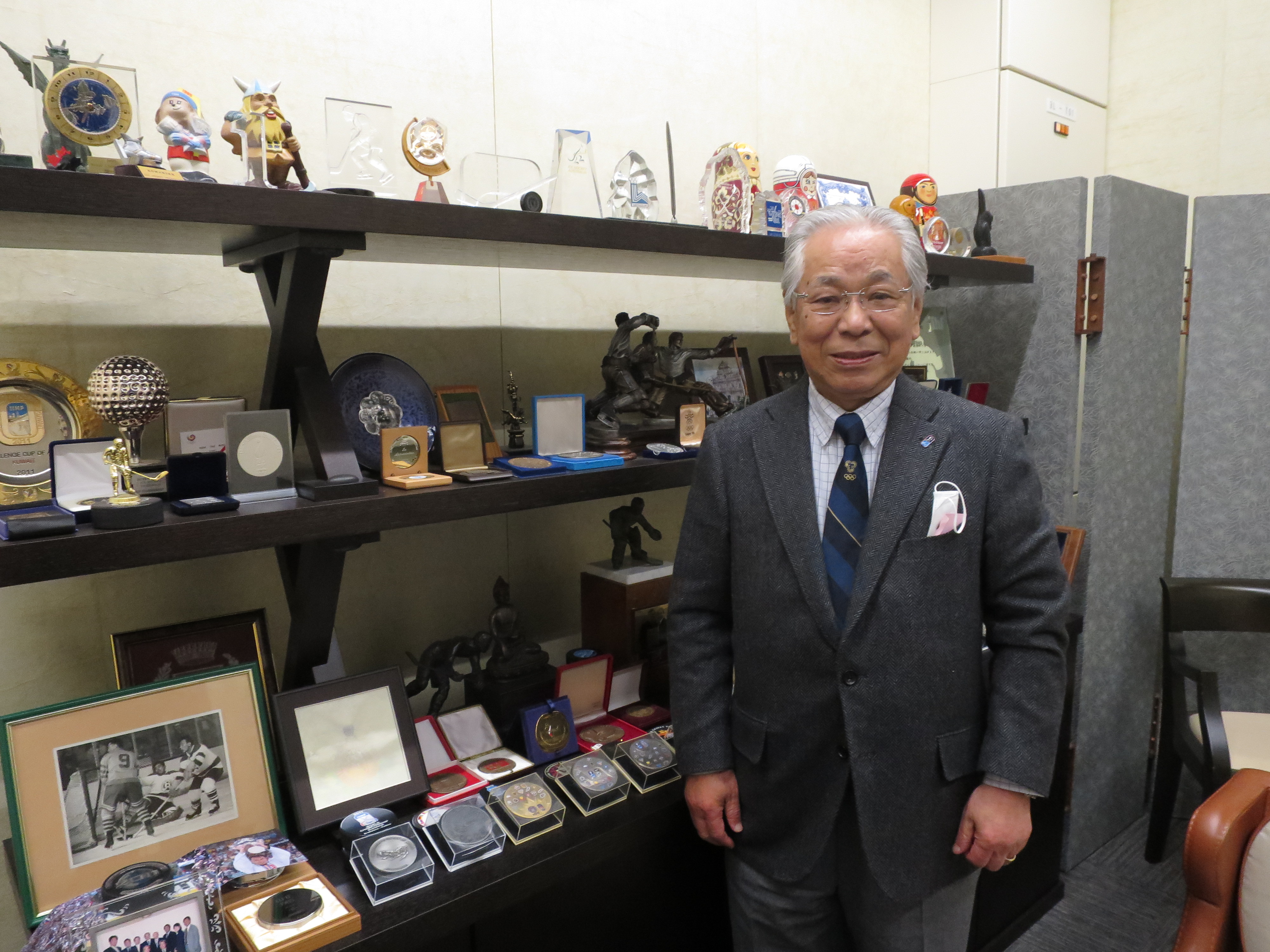 京橋の事務所には大会の思い出の品が飾られている