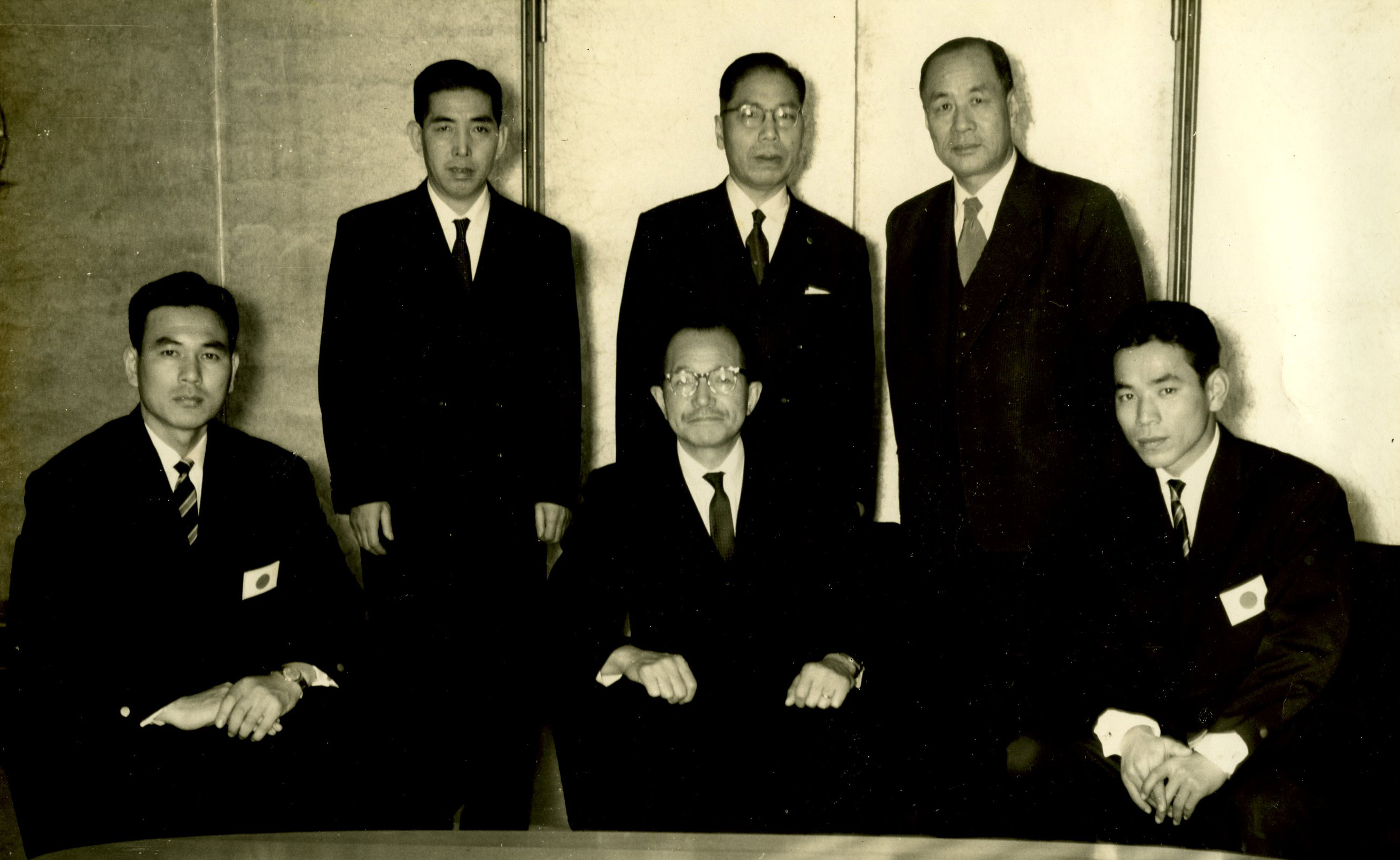 オリンピック出場のあいさつのため都庁へ（中央が東知事・当時。右端が冨田氏）