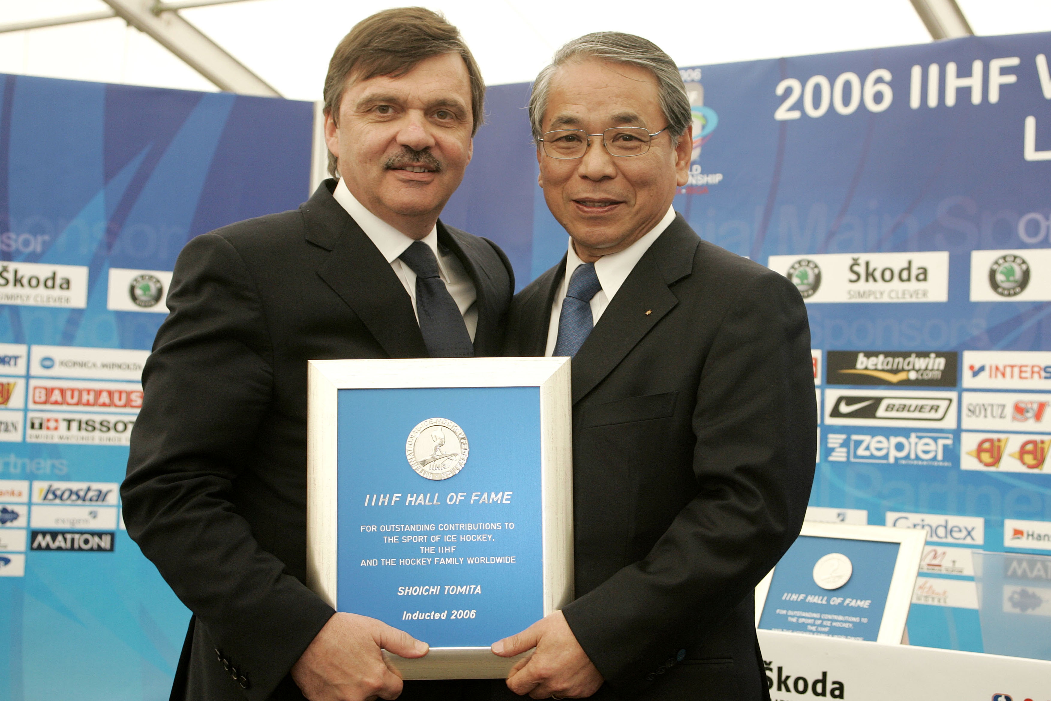 2006年にIIHF殿堂入り（左は当時のIIHFファゼル会長）