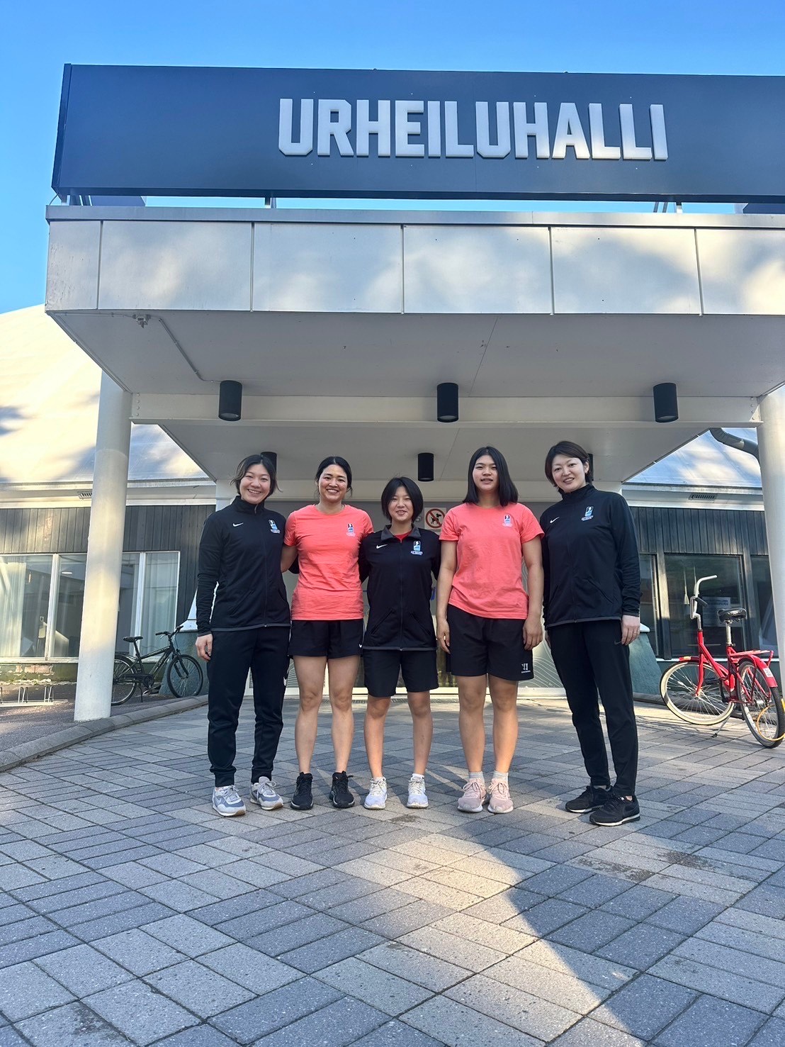 参加選手とスタッフが整列